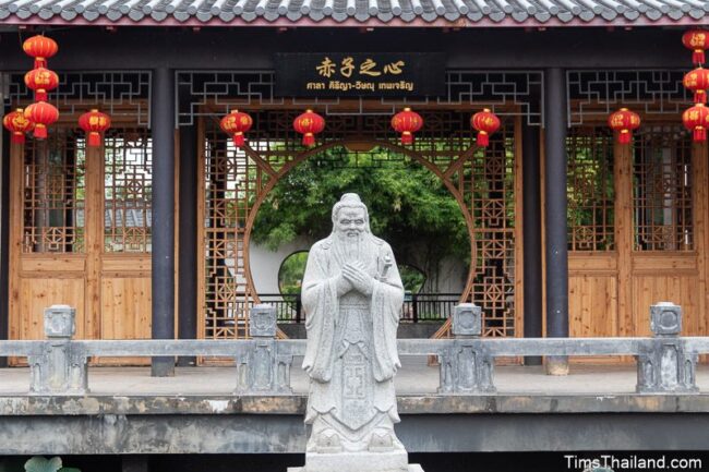 statue of Confucius