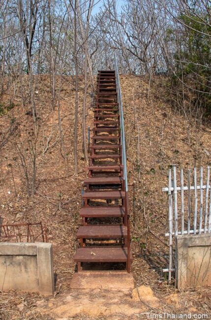 escaliers jusqu'au monticule