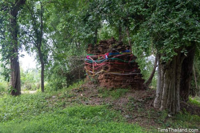 Stupa en briques en ruine sur une petite colline