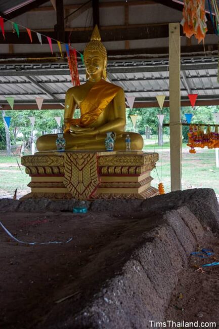 Vue latérale de la ruine khmère avec Bouddha à l'arrière