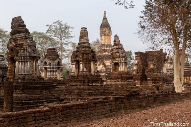 de nombreux stupas anciens