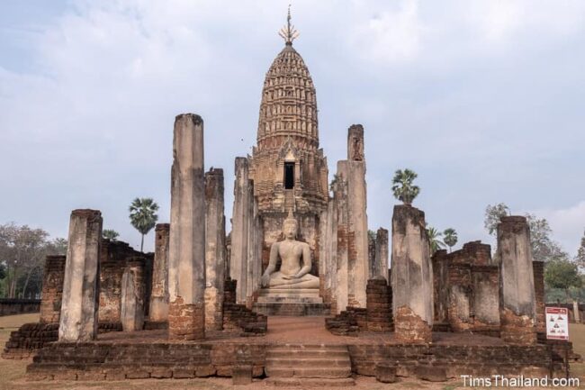 Statue de Bouddha devant un prang en forme d'épi de maïs