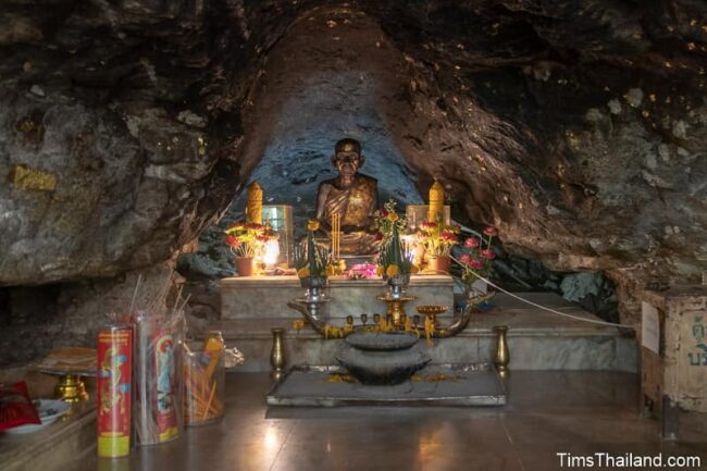 statue du moine Ajahn Man dans une grotte