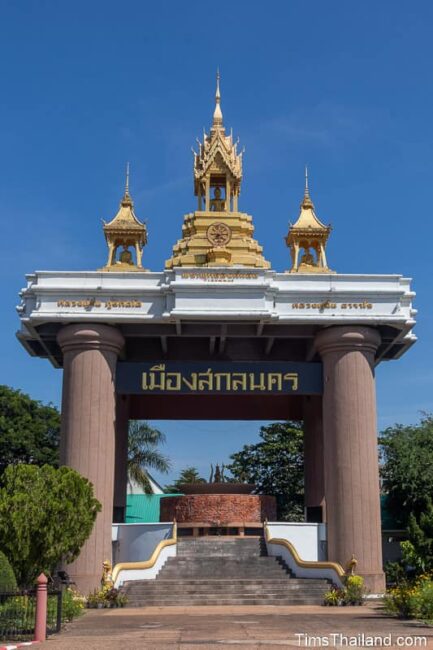 grande porte symbolique de la ville avec Bouddha sur le dessus