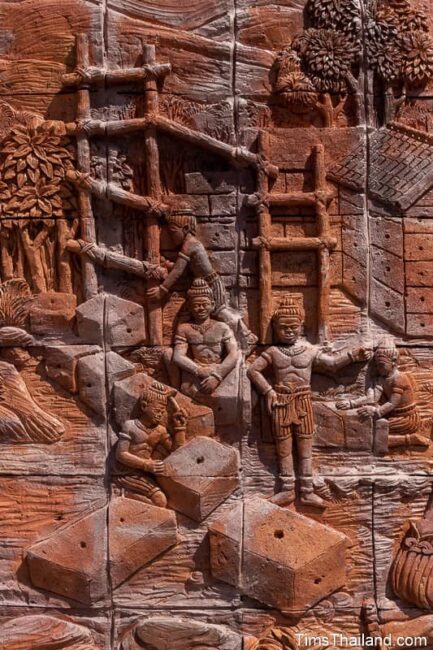 sculpture en relief d'hommes construisant un temple khmer