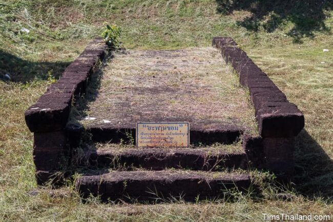 vue de la fin du pont khmer avec signe historique