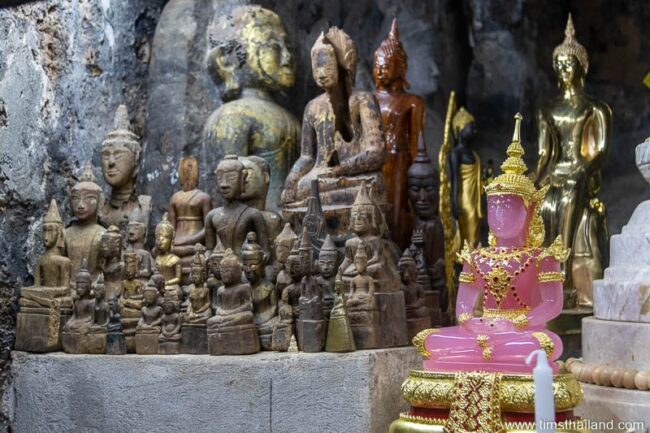 many small Buddha statues