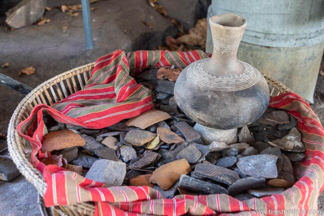 panier rempli d'un pot complet et d'éclats de poterie